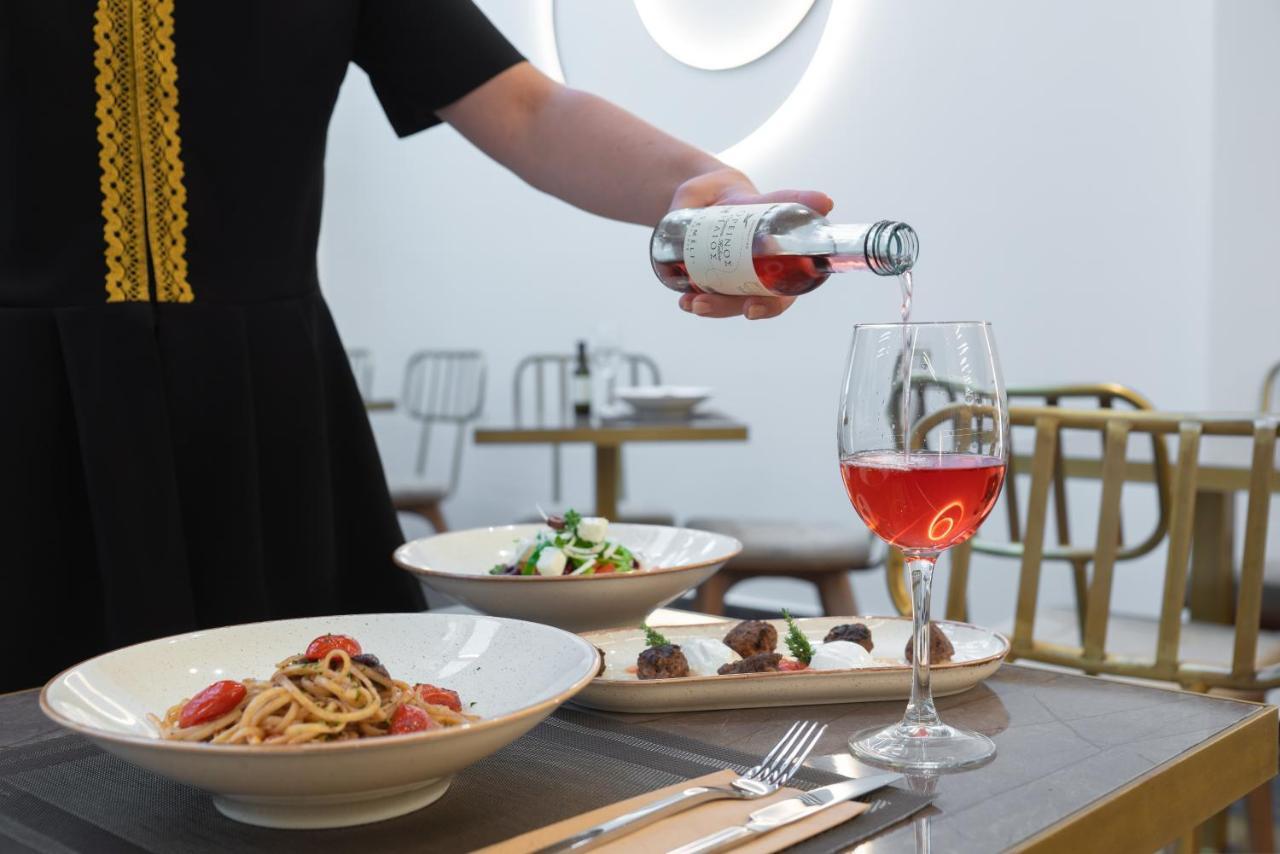 Hellenic Vibes Smart Hotel Aten Exteriör bild A server serving wine