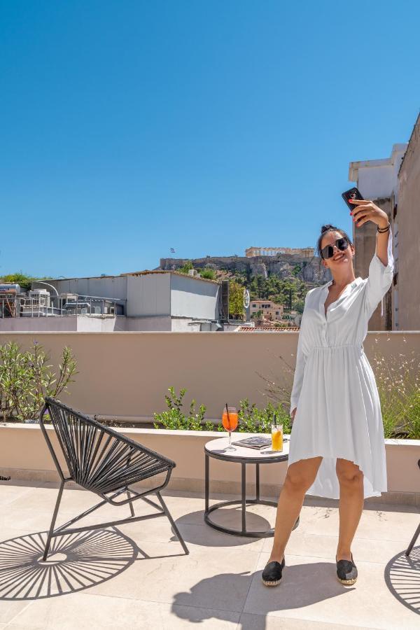Hellenic Vibes Smart Hotel Aten Exteriör bild A woman taking a selfie