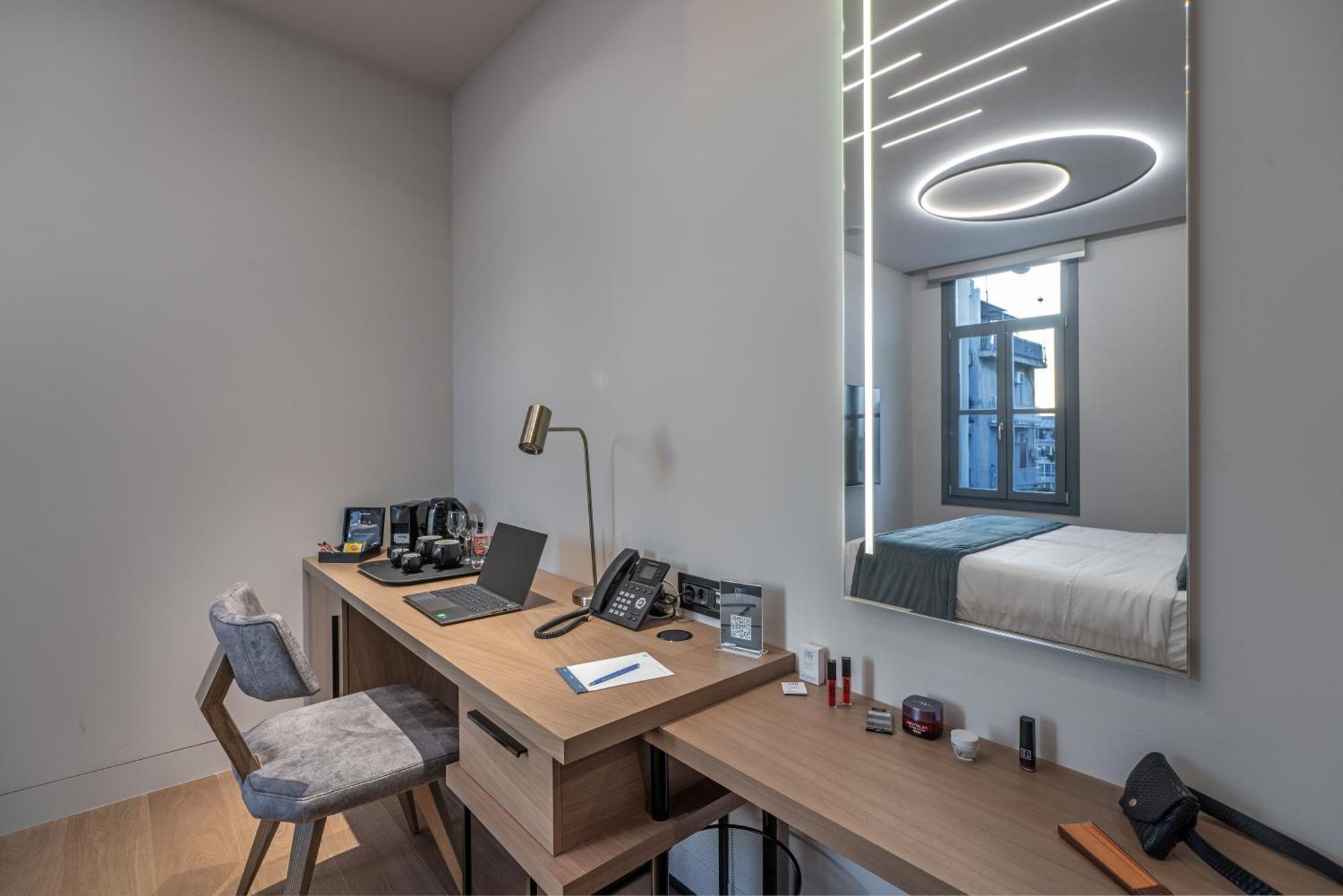 Hellenic Vibes Smart Hotel Aten Exteriör bild A room at the hotel